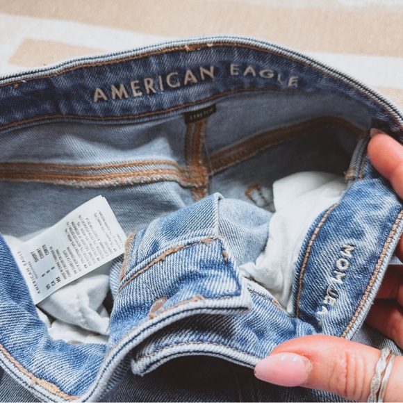 AE mom Jean stretch heavily distressed light wash 0 short - Picture 4 of 6